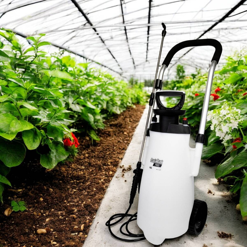 Opryskiwacz ciśnieniowy o pojemności 12L na kołach marki GardeTech 11212PRO