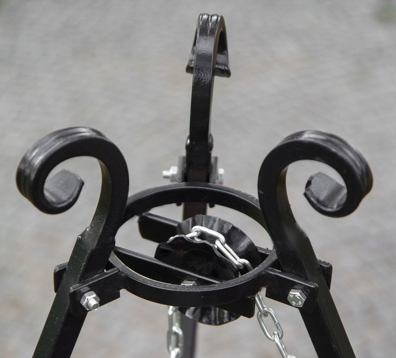 Grill na trójnogu Korono 180/121 180cm/50cm z rusztem ze stali czarnej i kołowrotkiem