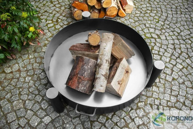 Grill na trójnogu Korono KOR104 plus KOR322 80/80cm z rusztem ze stali czarnej oraz palenisko ogrodowe