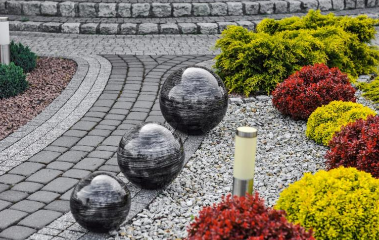 Kula ogrodowa Era 22cm kula dekoracyjna z żywicy poliestrowej czarno-srebrna