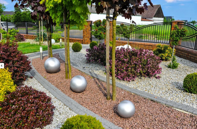 Kula ogrodowa Era 22cm kula dekoracyjna z żywicy poliestrowej srebrna