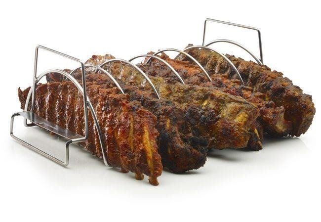 Stojak na żeberka Barbecook 2230025000 ze stali nierdzewnej sprawdzi się we wszystkich typach grilli jak i w tradycyjnym piekarniku